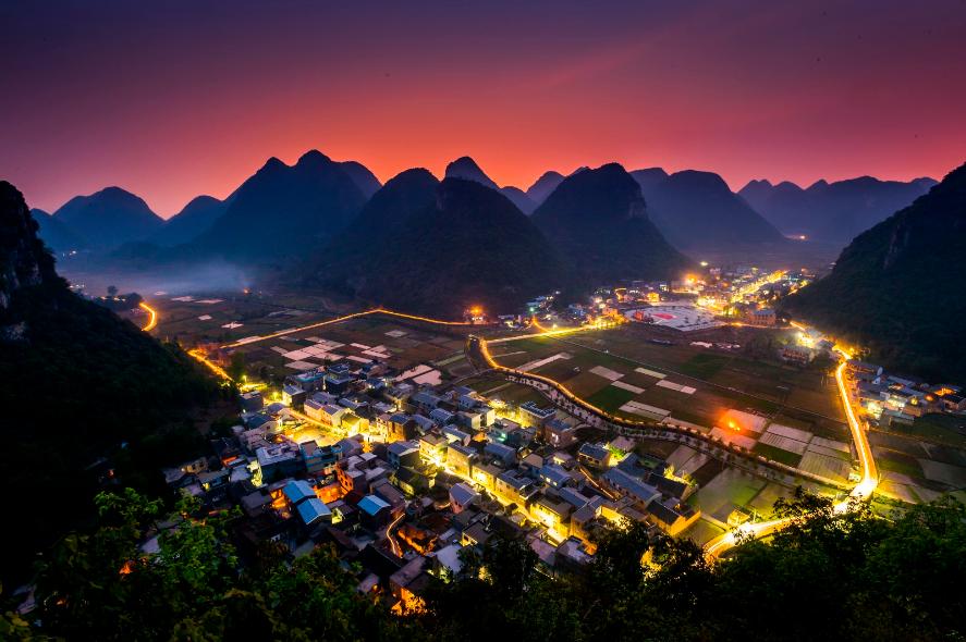 义龙楼纳村夜景