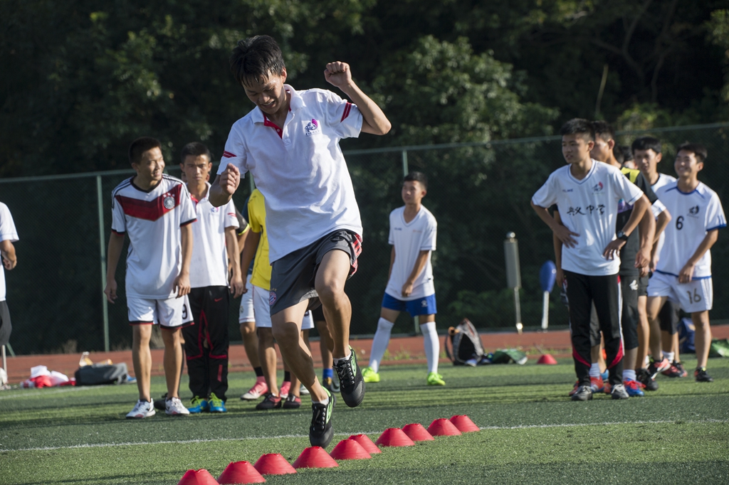 上海踢咖总经理郭伟访问兴义中学