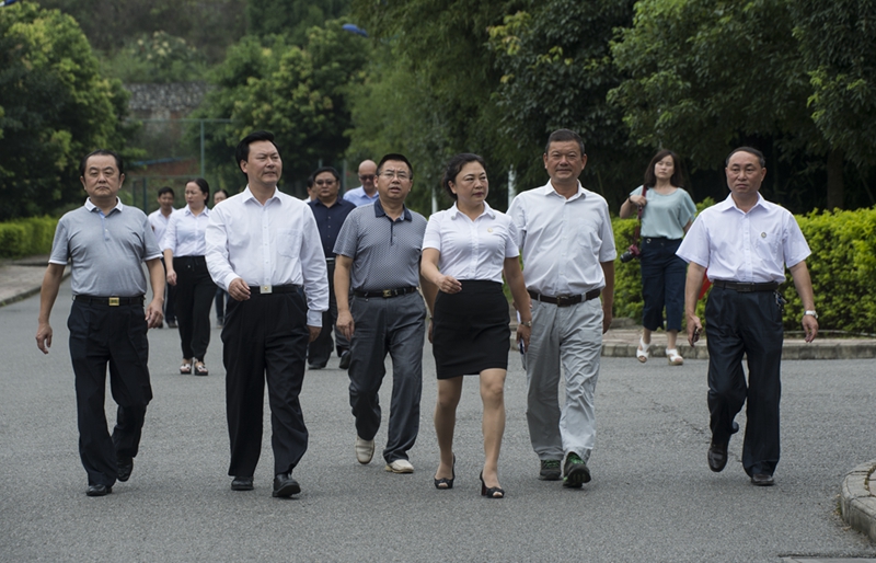 黔西南州委副书记穆嵘坤一行教师节慰问兴义中学