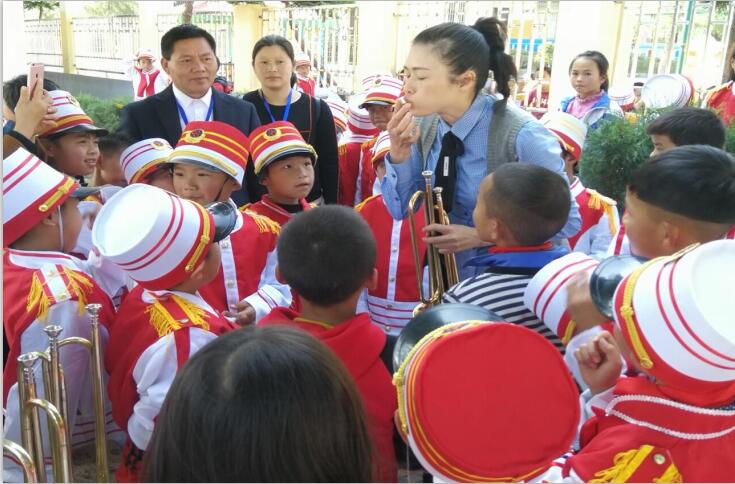 韩忠莲老师为鼓号仪仗队员进行实际操作训练.jpg