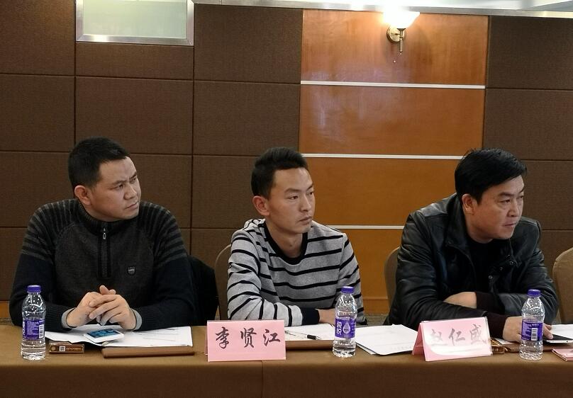 参加评审会的兴义公路管理局有关高级工程师和路政管理人员.jpg