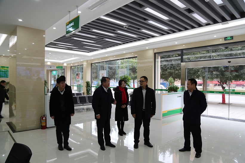 吕昌洪一行在纳福信用社走访.jpg