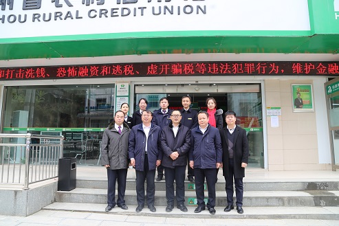 吕昌洪一行在纳福信用社和员工们一起合影留念.jpg