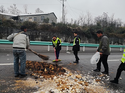 帮助司机清理垃圾.jpg