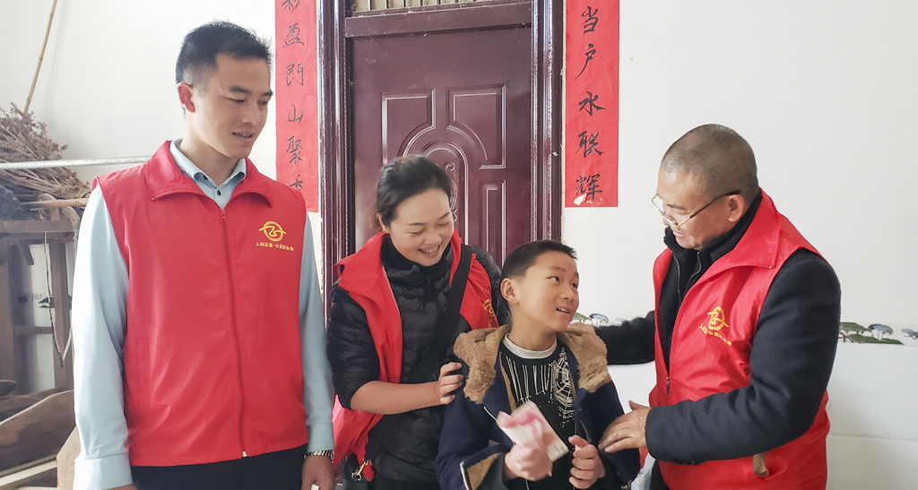 这孩子是堂奶在抚养着.jpg