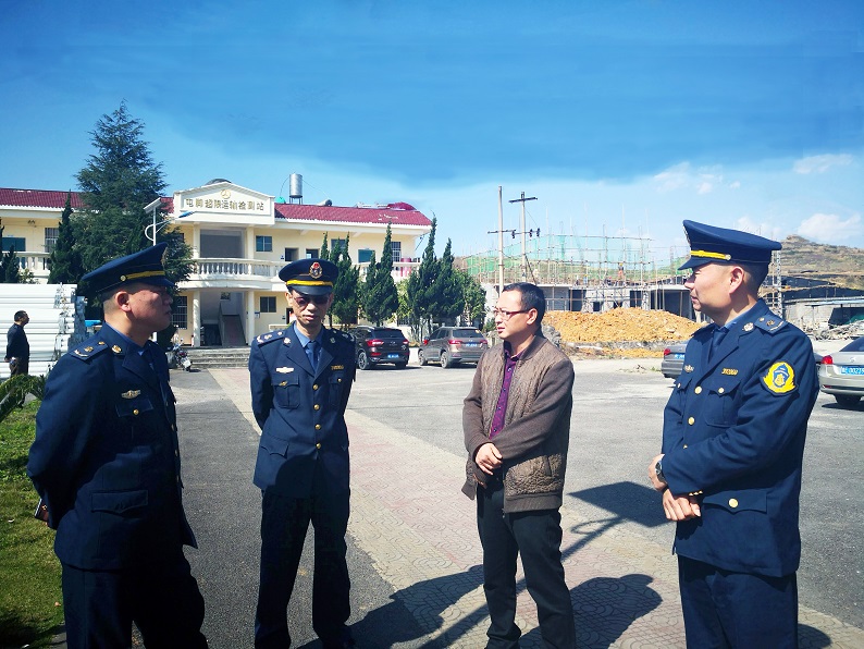 图：兴义公路管理局路政支队副支队长张迎锋（左二）在兴仁市屯脚站了解治超工作开展情况..jpg