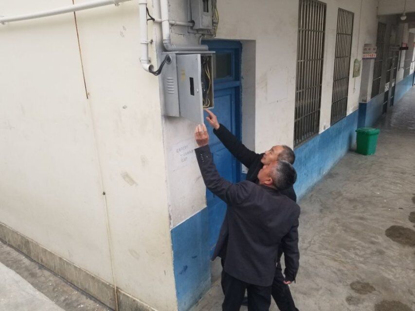 检查组检查用电线路.jpg