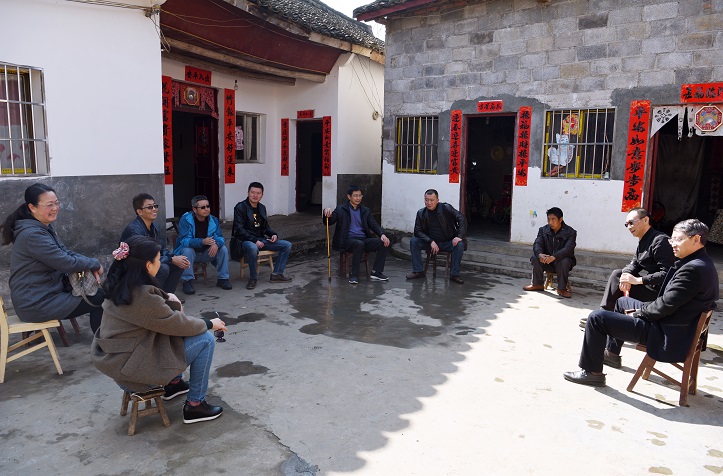 图2：党员们同受助对象（右三）亲切谈心，管理局工会主席陈北鲲（右五）细心询问其家庭情况..jpg