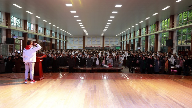 1551332994202009171.jpg 百日誓师集体宣誓.jpg