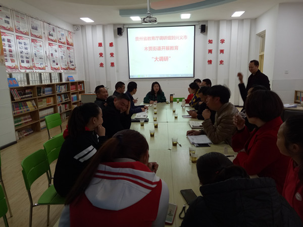 鈄玉陶老师在座谈调研各校（园）情况.jpg