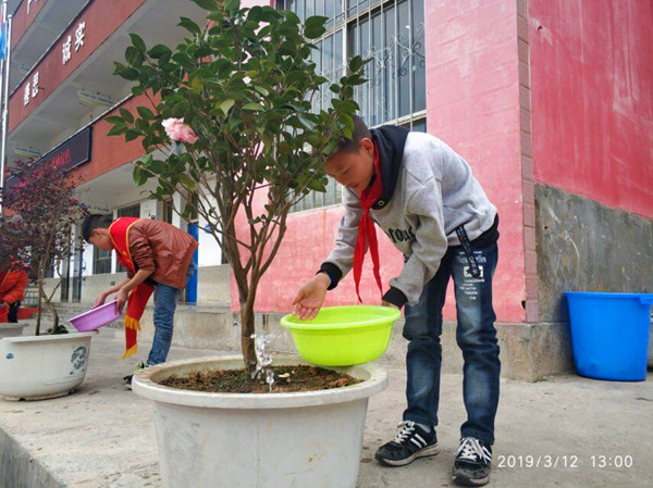 图为为小数浇水.jpg