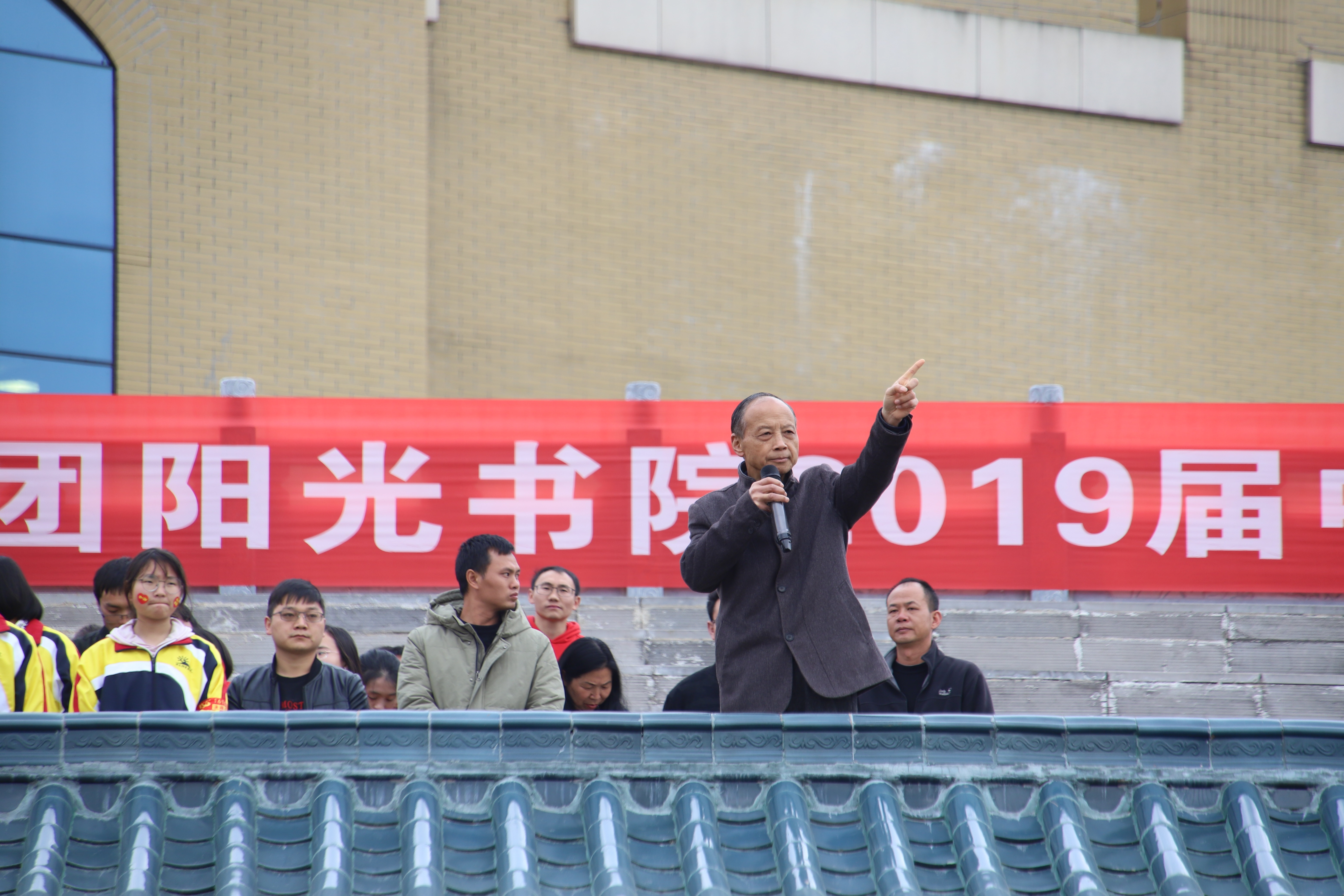 新闻 兴义八中教育集团阳光书院举行2019届中考百日誓师大会王文佳