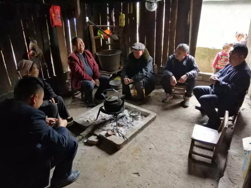 退休干部熊克智深入麻山动员苗族同胞搬迁
