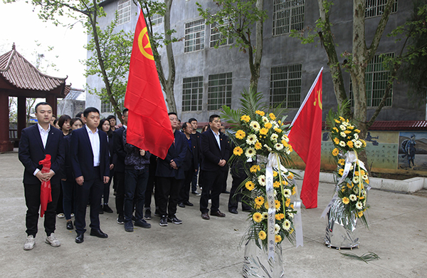 兴仁供电局到烈士陵园扫墓缅怀革命先烈弘扬爱国情怀 (6).jpg