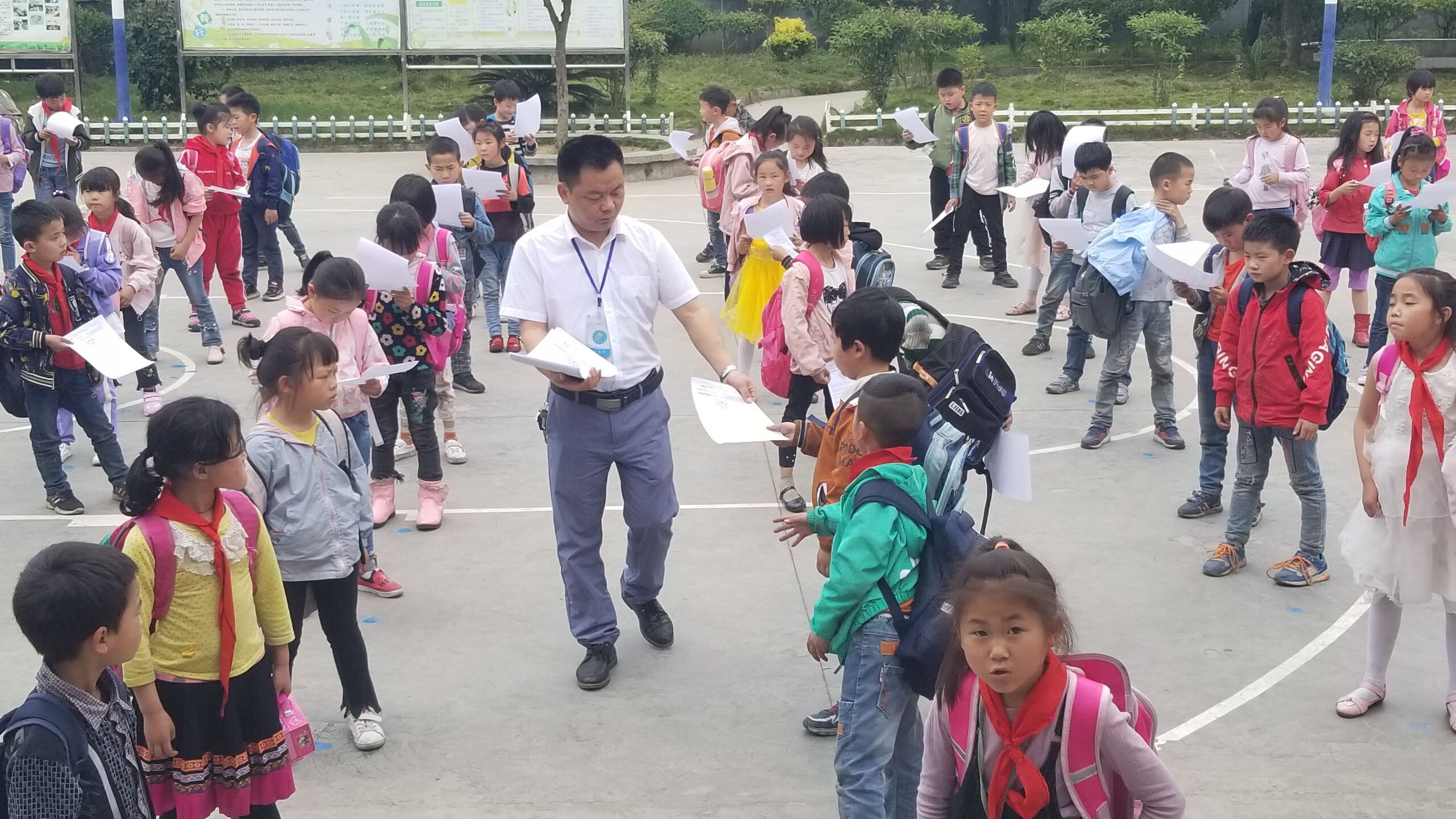 发放告家长书图片.jpg
