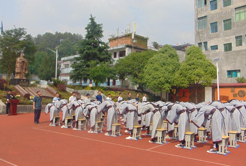 1556428196527033930.jpg 孔子学堂学员行拜师礼.jpg