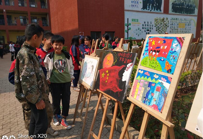 1557205358314076673.jpg 同学们在看艺术节的画展.jpg