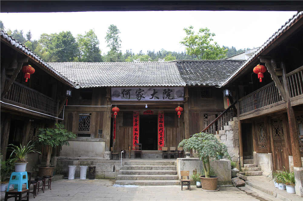 兴仁市民族艺术摄影学会到新龙场镇何家大院采风 (9).jpg