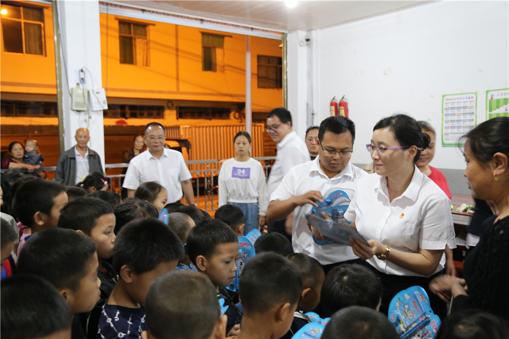 1559539993008015212.jpg 为托管中心留守儿童发放节日礼物.jpg