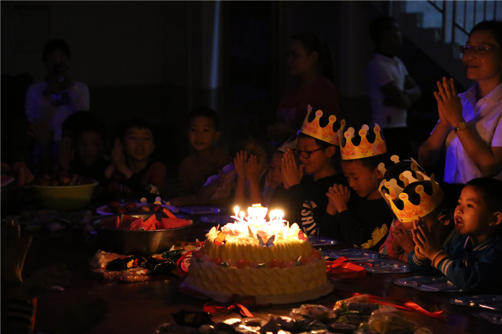 1559539997438033474.jpg 与托管中心留守儿童共唱生日歌.jpg