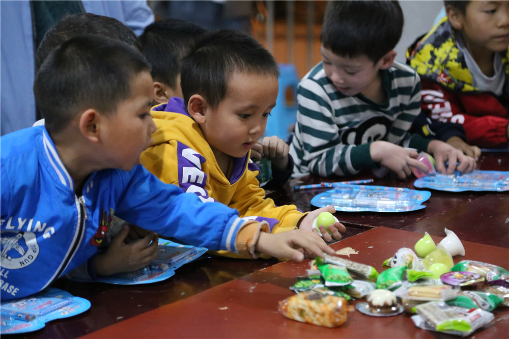 1559540001655061221.jpg 与托管中心留守儿童同庆六一.jpg