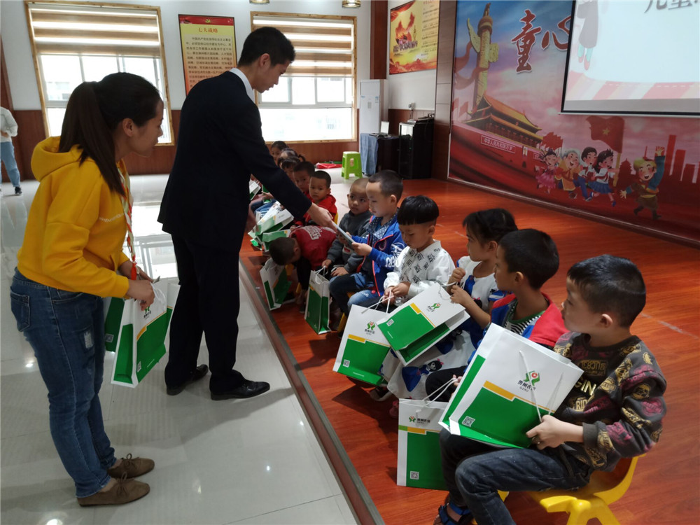 1559540041555037145.jpg 册亨联社为小朋友们送上节日的问候.jpg