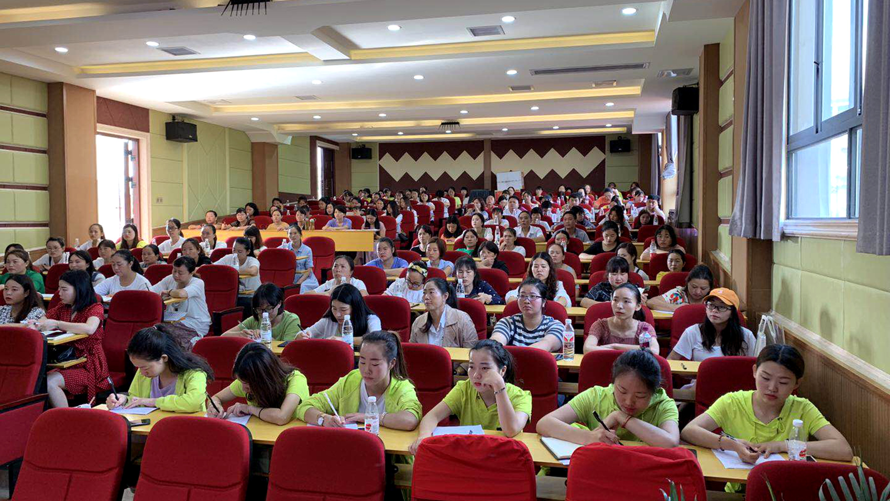 1560822770303087913.jpg (图为:下五屯办民办学校(幼儿园)教师正在收看网络直播).jpg