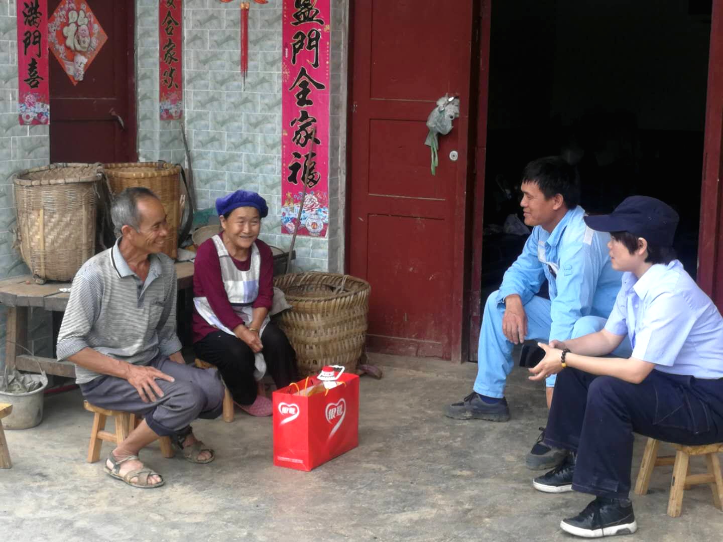 供电所员工登门道谢见义勇为的村民.jpg