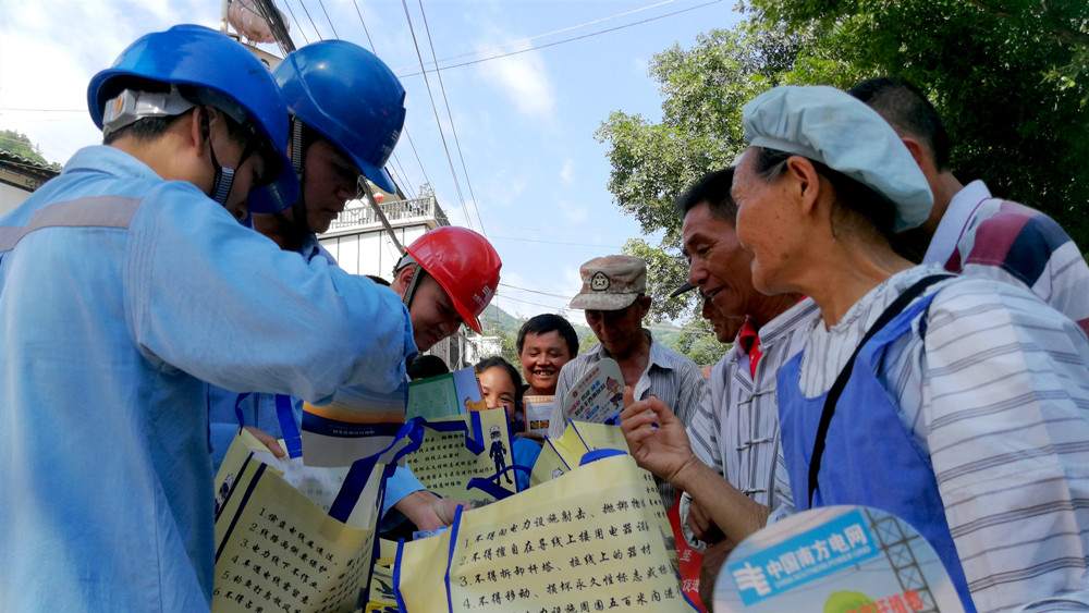安全用电宣传资料受群众欢迎.jpg