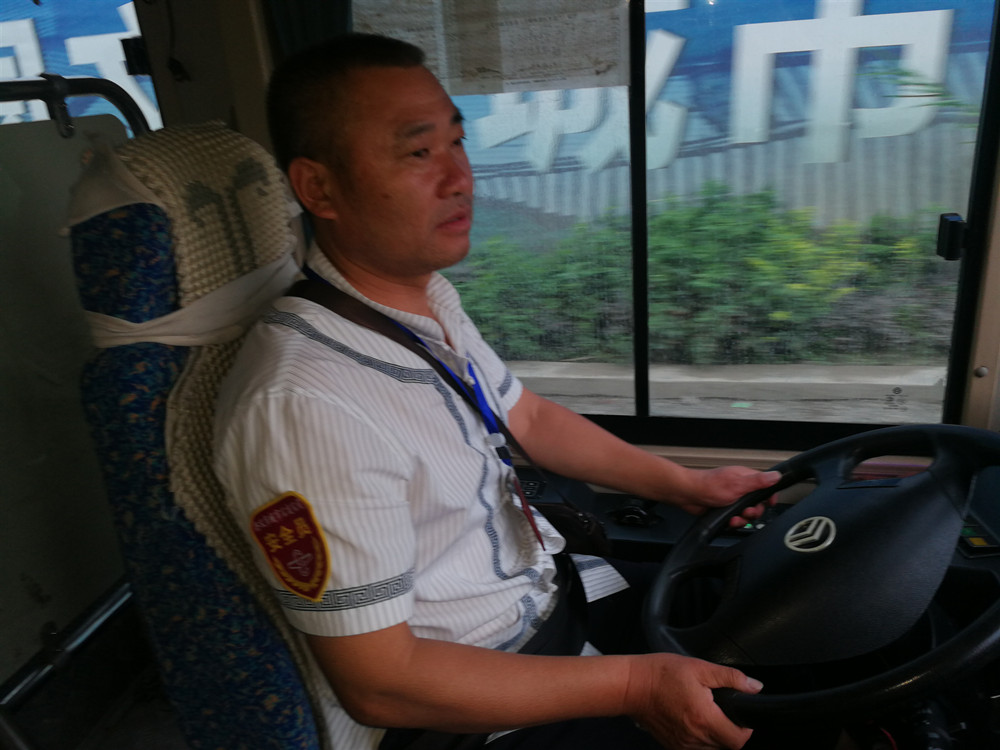 王洪在谨慎驾驶公交车.jpg