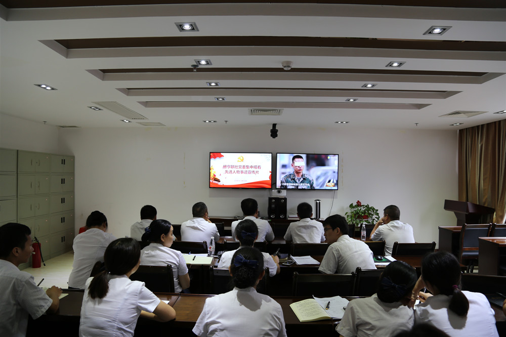 1562836594218053779.jpg 观看时代楷模杜富国宣传片.jpg