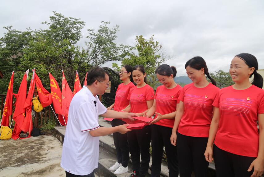 1563419701373056096.jpg 联社党委书记、理事长 卢世悠为过政治生日党员送上纪念卡.jpg