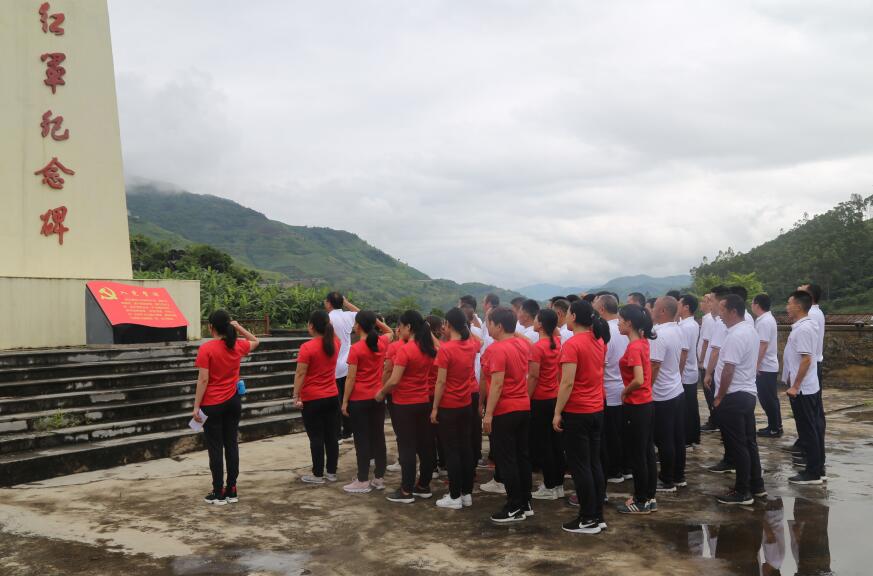 1563419729241073011.jpg 面向党旗重温入党誓词.jpg