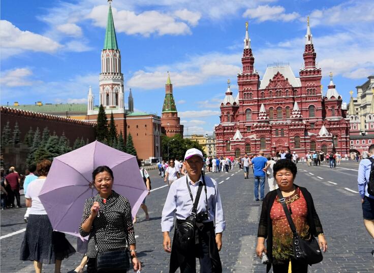 旅友们行进在莫斯科红场.jpg