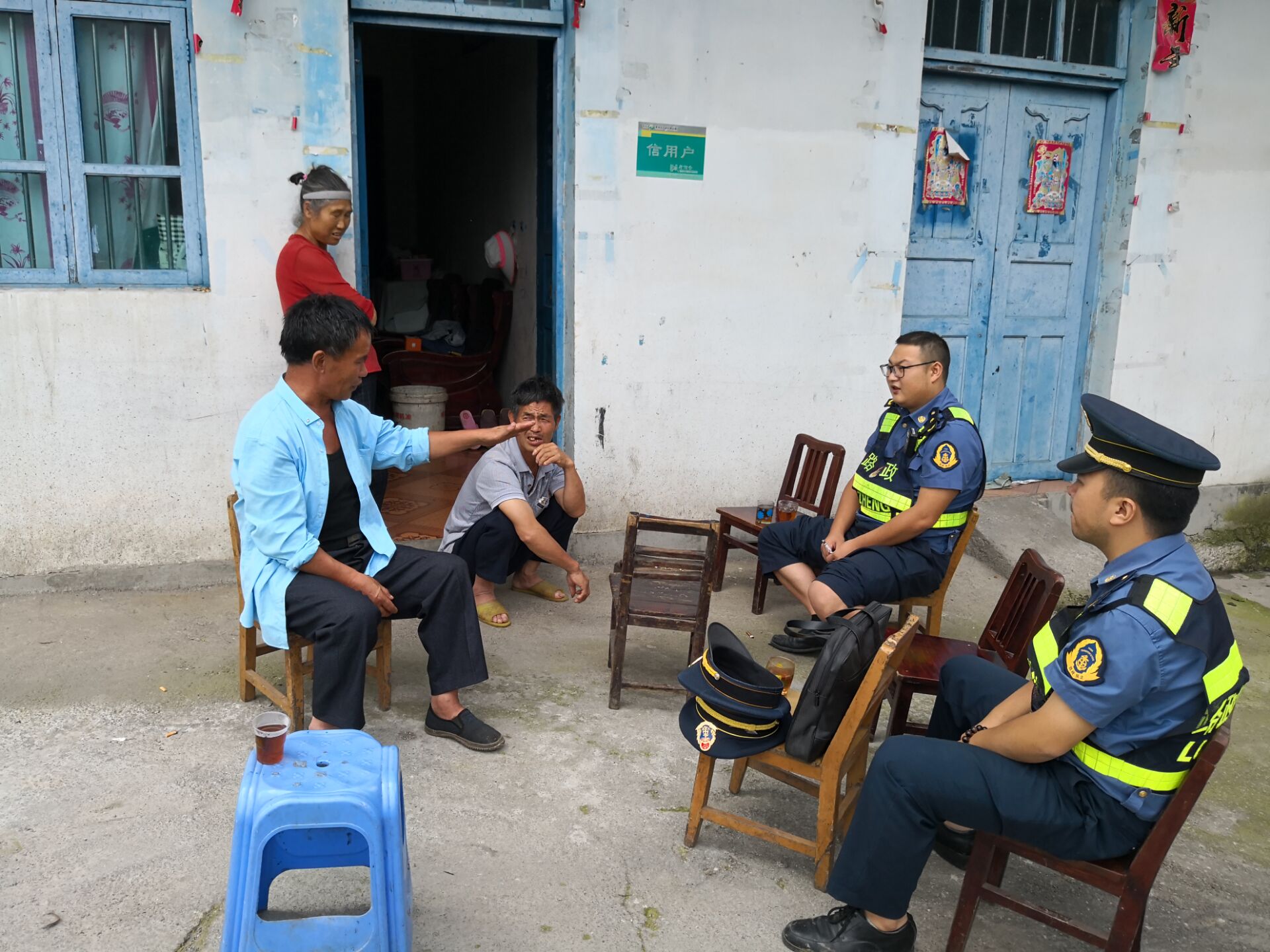 图2.路政执法人员到该村民家里进行深入的家访，与村民进行良好的沟通.jpg