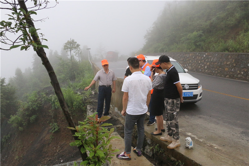 图4、兴仁公路管理段联合龙场政府开展对共同管理路段开展安全隐患大排查.jpg