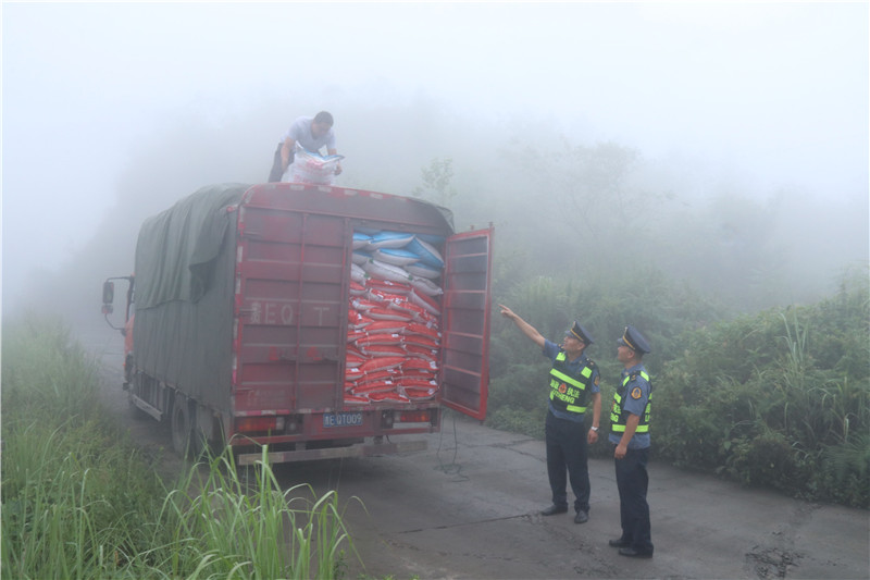 1567061305083062179.jpg 图2、兴仁公路管理段、普安公路管理段监督当事人对超限货物进行卸载.jpg