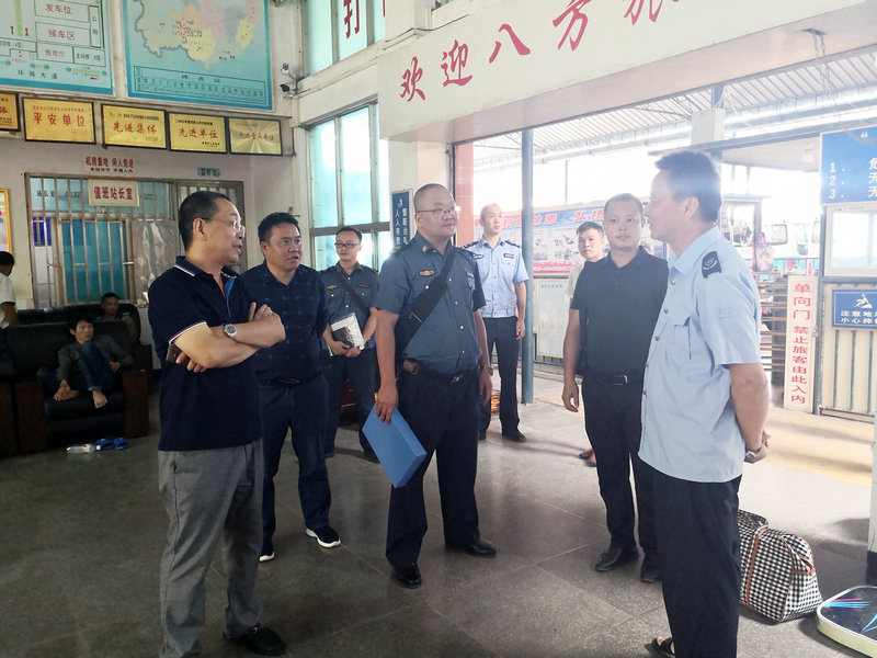 1567392624172006322.jpg 图1:黔西南州交通运输局副局长李江(前左一)、路政科科长朱执中(前左二)在望谟车站检查防恐维稳工作。.jpg