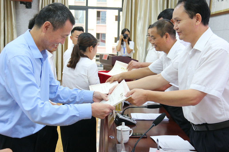 为优秀教师代表颁奖一.jpg