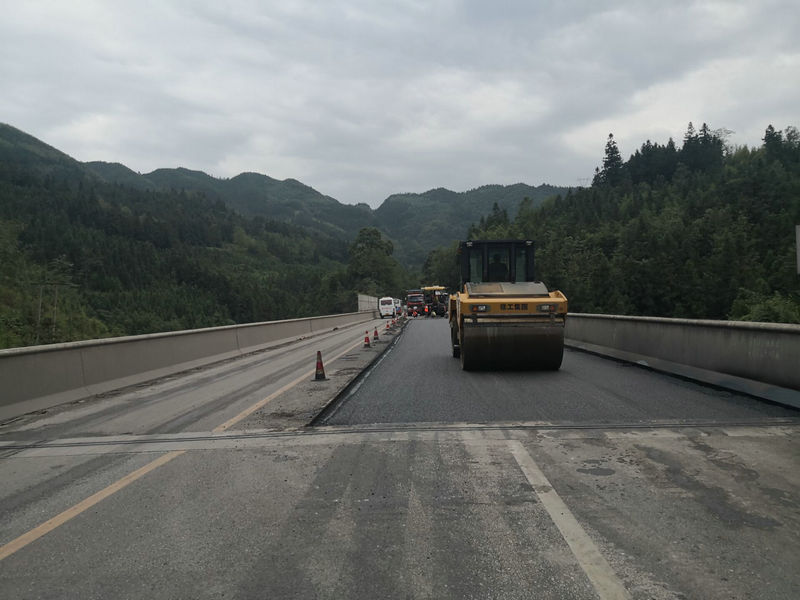 1567996233312093370.jpg 图1、压路机在来回将刚刚铺好的沥青路面压实,为大桥换上一件“新衣”.jpg