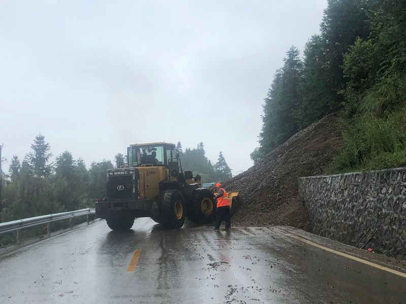 1568086933230029900.jpg 图2、调集推土车,及时有序地清理省道313线煤炭坡路段大面积塌方的山石土方.jpg
