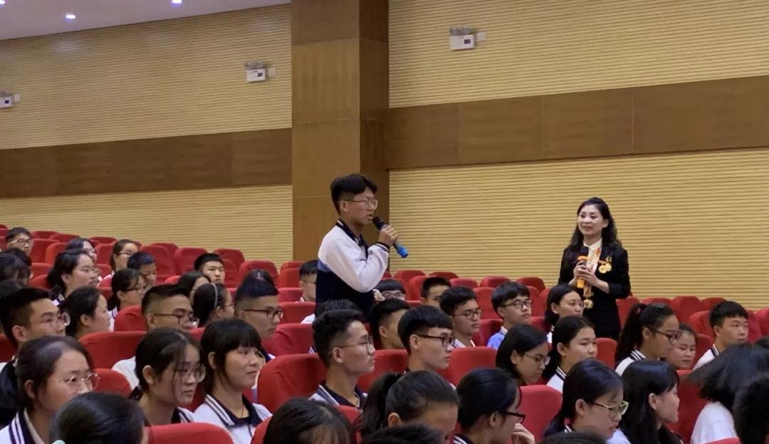 兴义一中举办庆祝祖国70华诞观礼宣讲活动
