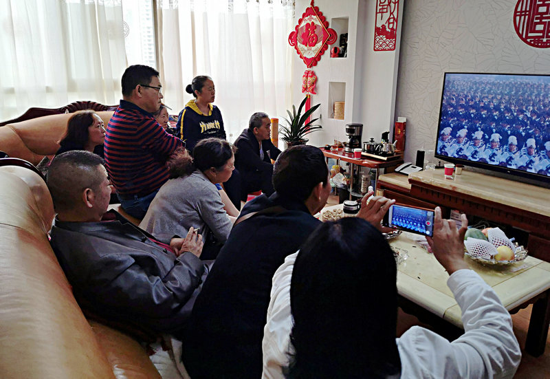 1570592703289055301.jpg 兴仁电网员工四世同堂集中观看国庆阅兵式感受祖国强大繁荣昌盛蔡家友摄影 (3).jpg