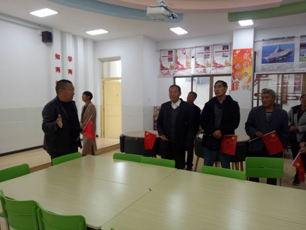 陈洪校长向老教师介绍“两史”展览室.jpg