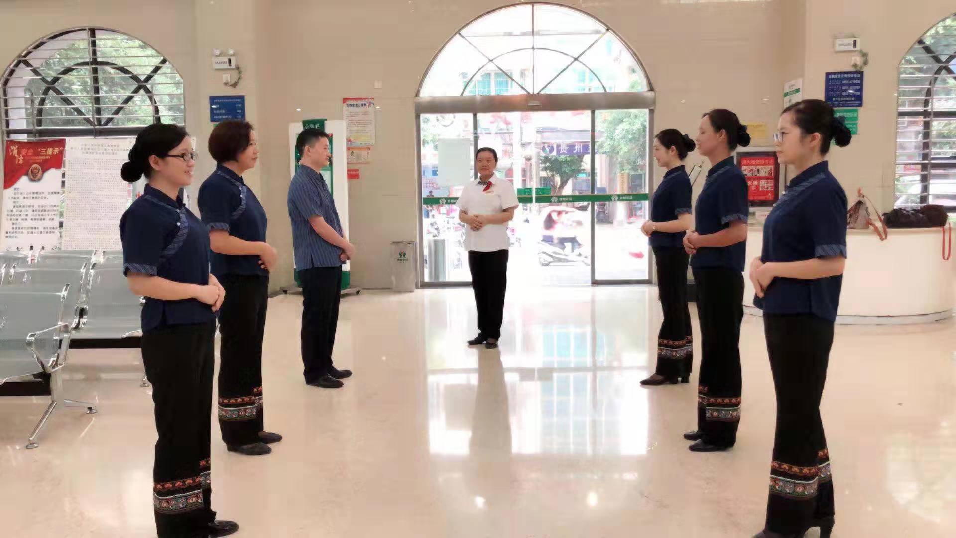 特色布衣族服饰，让客户增加亲切感.jpg
