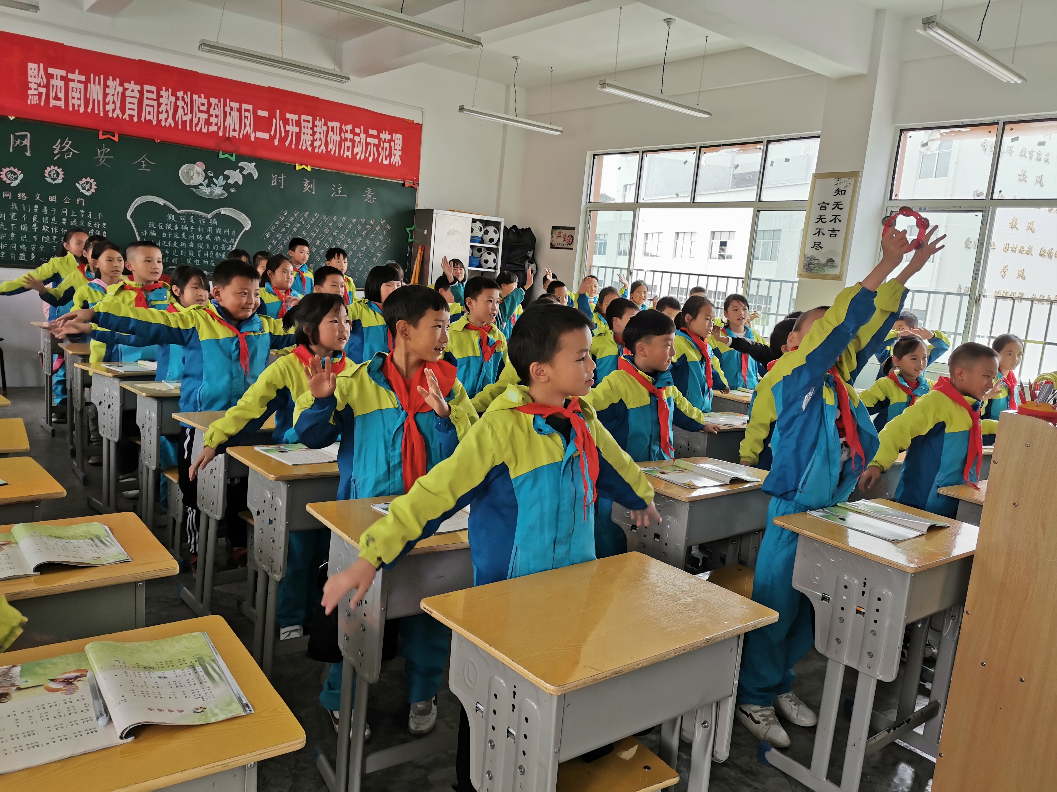 学生们在上舞蹈课.jpg