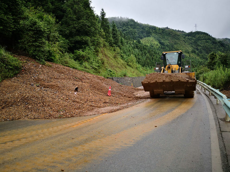 图1：兴仁公路管理段及时清理塌方.jpg