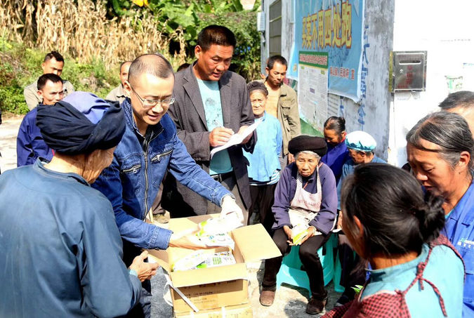 孙亮杰在村里给群众发放生活食用盐.jpg