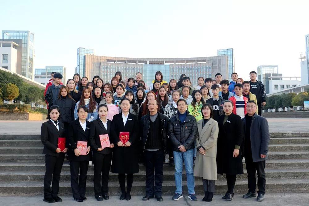 1575984957434022688.jpg 富康“冠名班”学员和老师合影.jpg