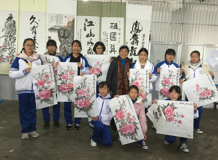 朱昭华老师与学生合影留念.jpg